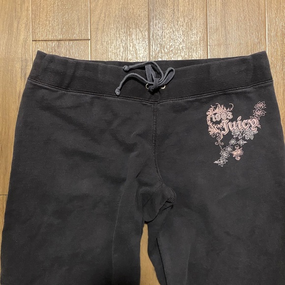 Simple grey juicy sweats with cute pink detailing - Picture 3 of 8